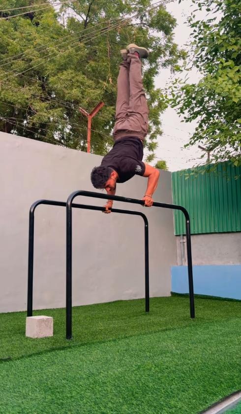 Handstand push-ups on the parallettes